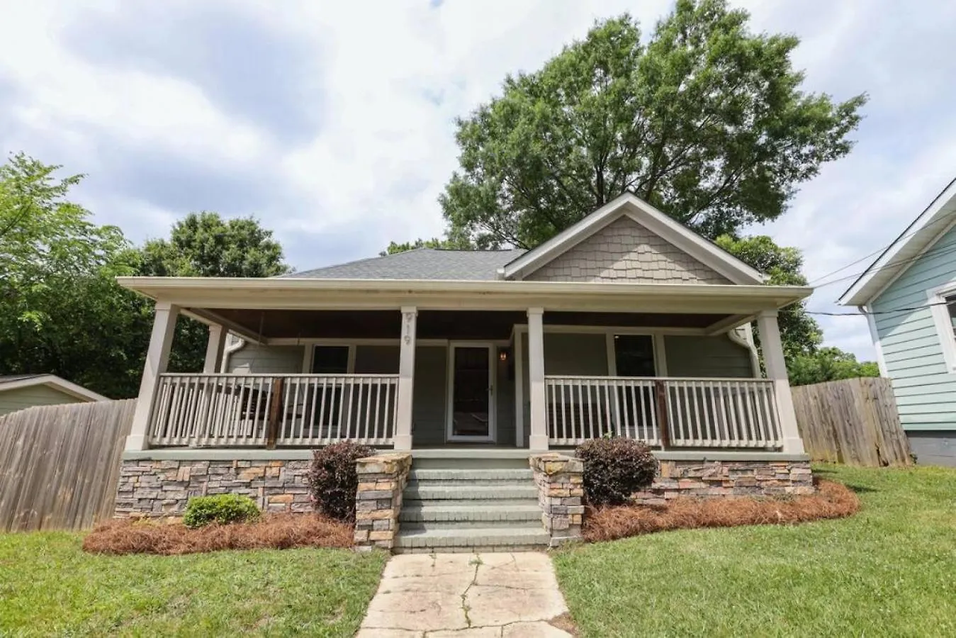 Bungalow & Tiny Guest House With Private Fenced Yard Charlotte